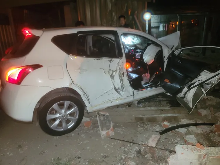 警消破壞車體救出2人。讀者提供