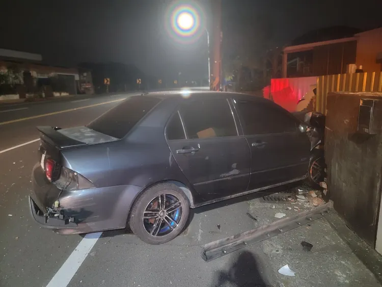 路邊轎車無辜遭波及。讀者提供