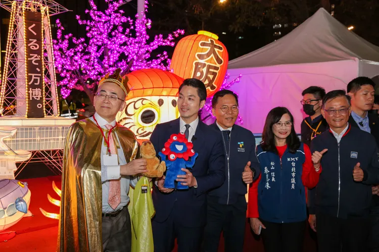 蔣萬安與大阪觀光局長溝畑宏共同欣賞位於「友好燈區」中的大阪參展燈飾「大阪の光·魅力之城」。北市觀傳局提供