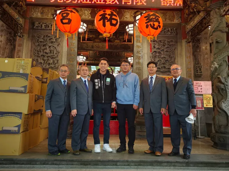 黃國昌偕陳世軒赴新北寺廟參香祈福。黃辦提供