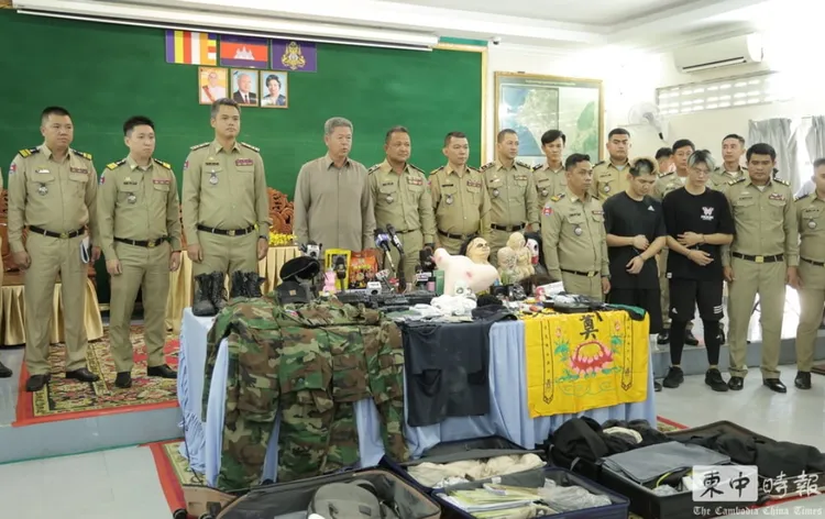 柬埔寨西港省長郭宗朗（左四）親自主持記者會，晚安小雞與阿鬧（右方黑衣男）被大批柬國警方拘押。翻攝柬中時報