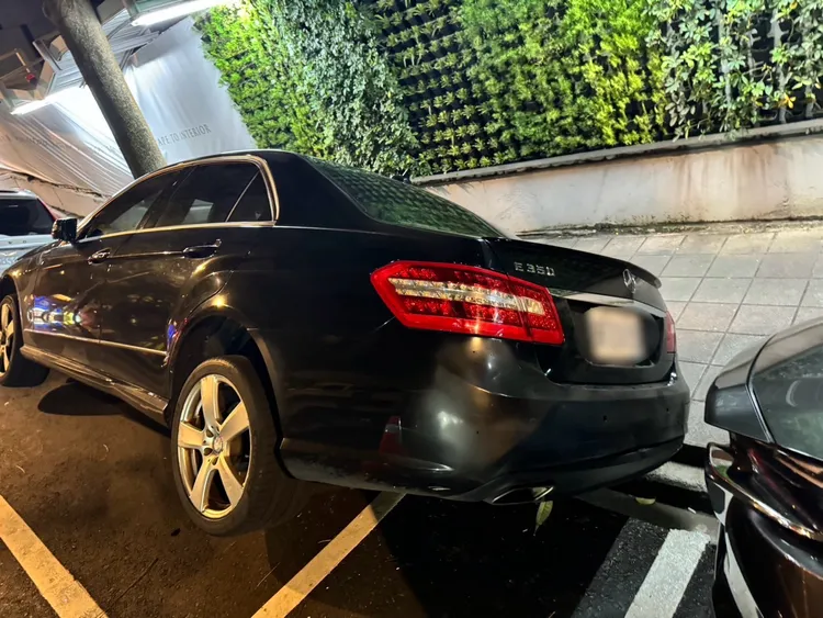 賓士E350傾斜陷落。翻攝畫面