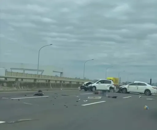 台74線2車碰撞!西向全線封閉 1女拋飛車外昏迷、1男重傷急救