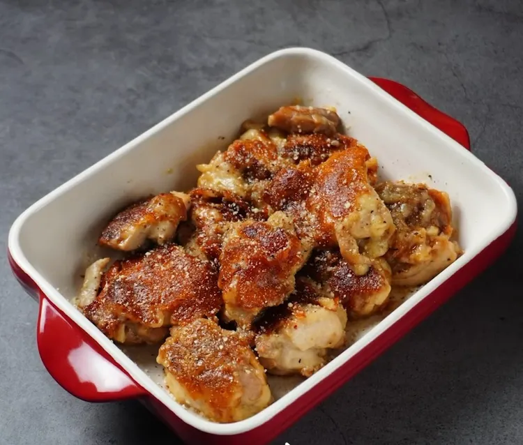 起司脆皮雞食材準備：雞腿肉400克、醬油1大匙、米酒1大匙、胡椒1克、起司絲60克、
起司粉1茶匙。IG @woodywoody315 提供