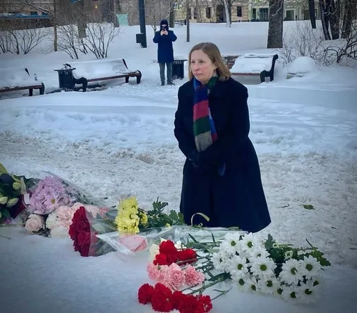 美駐俄大使悼念納瓦尼 至臨時紀念碑致意