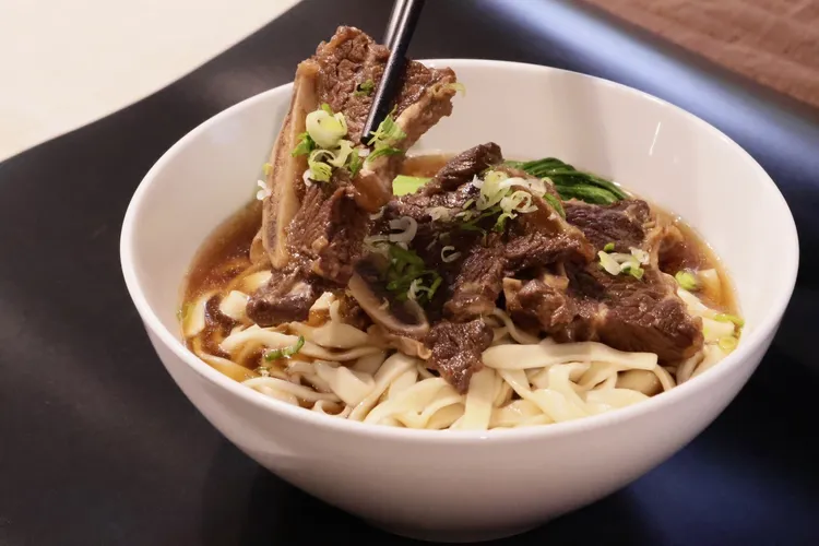 看準剪刀年菜商機，金牪推出「黑蒜牛小排麵」、「黑蒜香腸」等冷凍料理包，讓顧客輕鬆準備年夜飯，開賣不到一個月，料理包銷量已突破2000份。業者提供