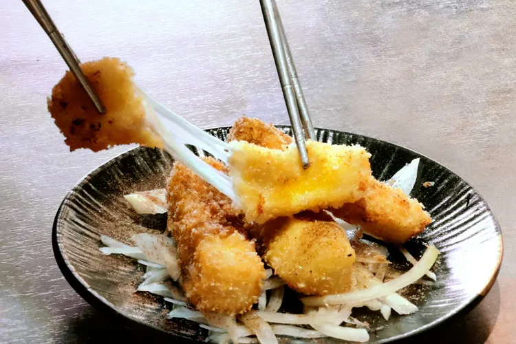 新品「香酥青草地鮮奶起司條」使用畜試所青草地鮮奶製成的起司，裹薄粉油炸酥脆，一口咬下牽出超狂起司絲。業者提供