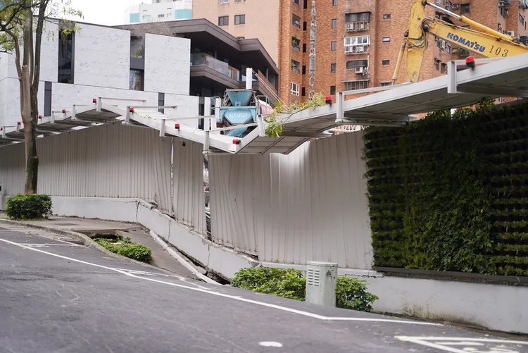北市慶城街新建工地因施工造成道路坍塌。北市府提供