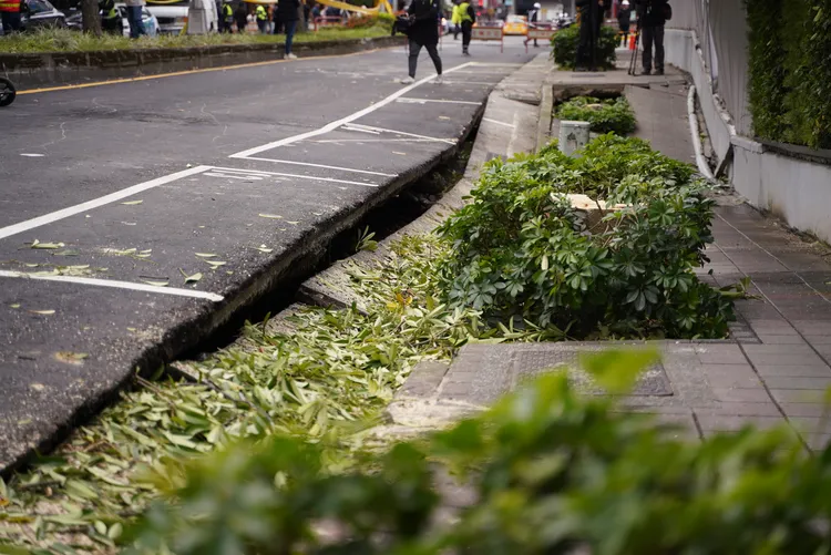 北市慶城街工地坍塌回填灌漿，預估25日道路恢復通行。北市府提供