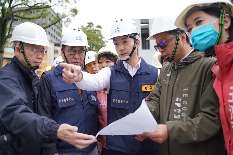 蔣萬安到場視察回填灌漿施工進度。北市府提供