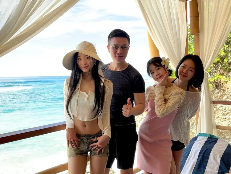 小S（右）與老公許雅鈞（左二）、二女兒Lily（左）、小女兒許老三享受峇里島悠閒時光。翻攝elephantdee IG