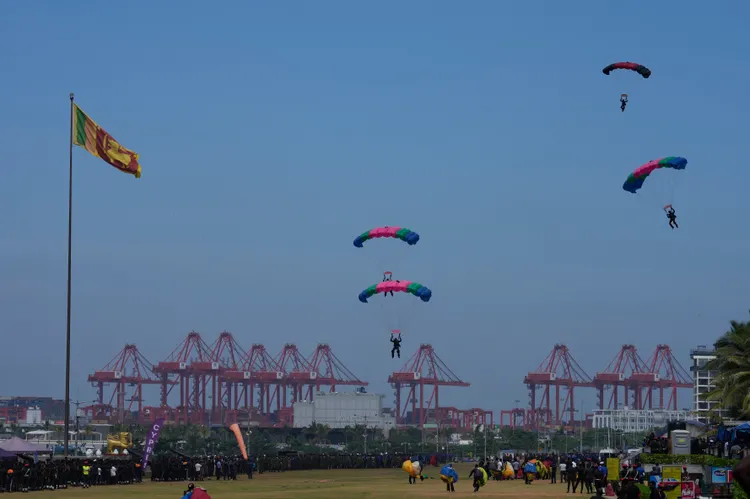 斯里蘭卡傘兵2月1日在最大城可倫坡（Colombo）進行國會彩排。美聯社