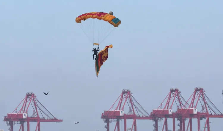 傘兵跳傘彩排畫面。美聯社