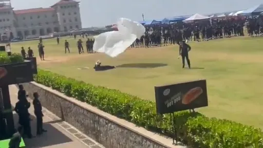 傘兵彩排「重摔落地」驚悚影片曝! 兩人空中交纏、地面人員尖叫