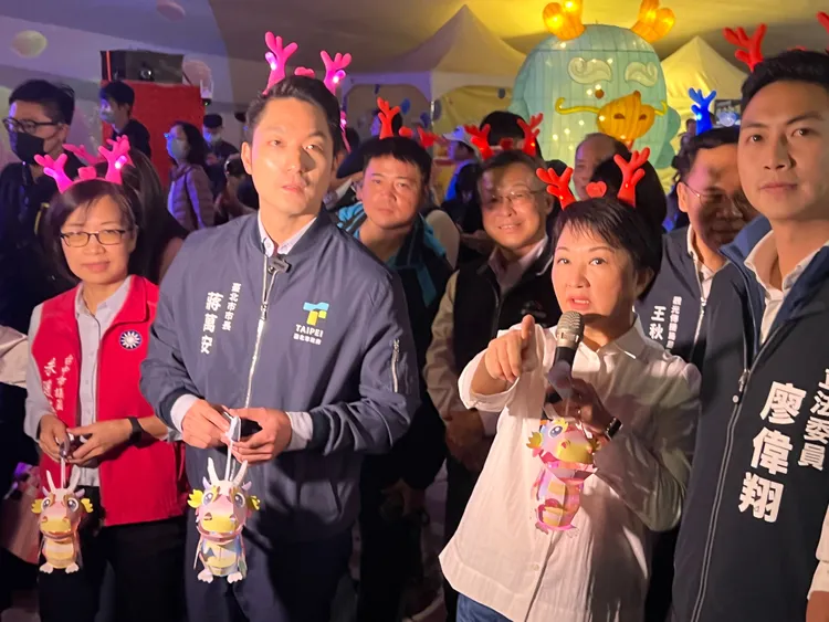 盧秀燕為蔣萬安介紹台中燈會。鮮明攝