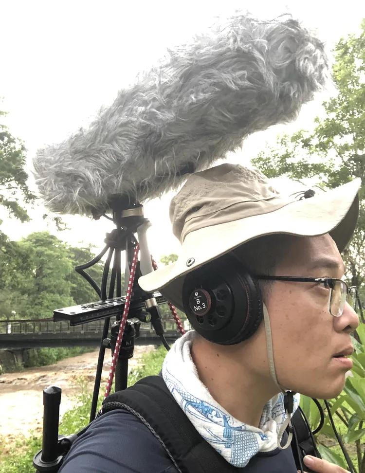 《屏東 聲山中》編輯團隊扛著設備上山收音。縣府提供