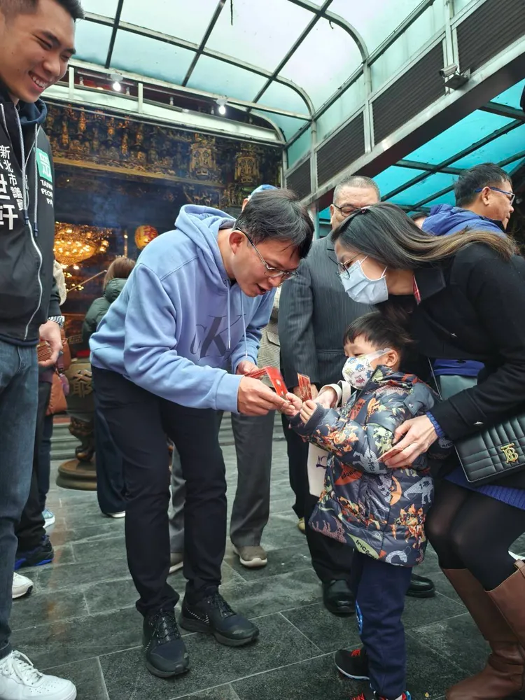 黃國昌發新春福袋給小朋友。黃辦提供