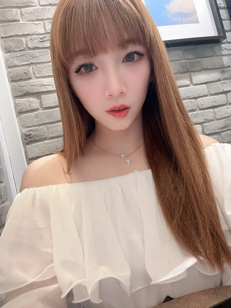 妙妙一頭直髮留著劉海，看起來就像個鄰家女孩。