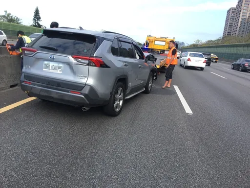 驚!張善政捲入國道連環車禍 5車追撞!張妻送醫