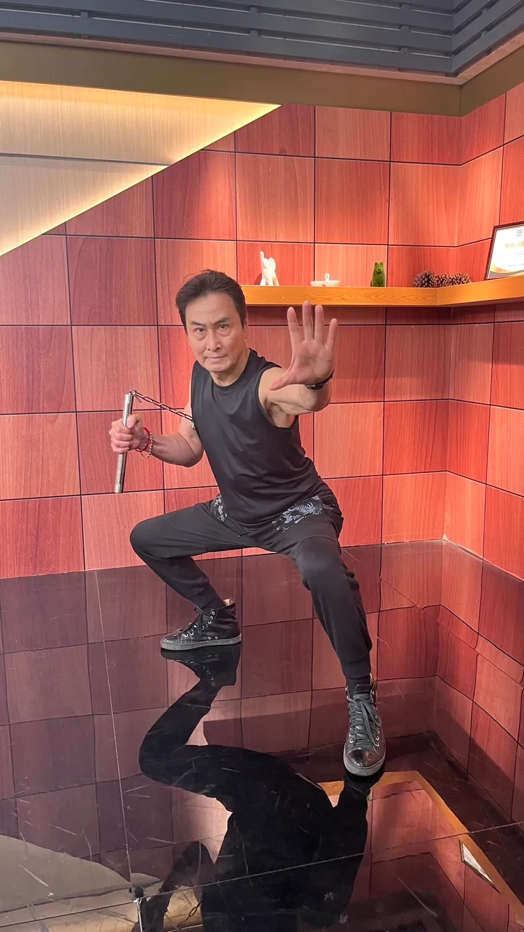 77歲衛子雲示範雙節棍。年代提供