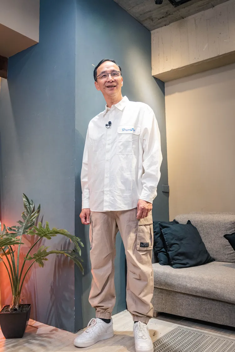 朱立倫嘗試日系街頭風。國民黨提供
