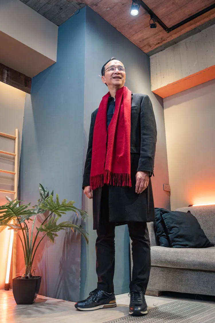 朱立倫改穿「韓系歐巴風」，讓青年團副團長林玧希激喊好帥。國民黨提供