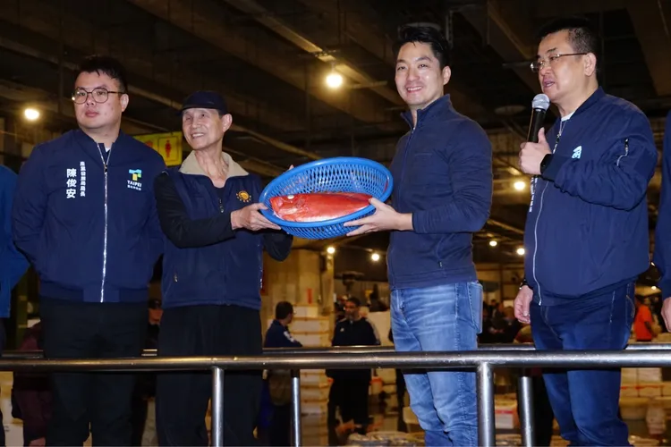 台北市長蔣萬安今清晨視察萬大魚類批發市場。北市府提供