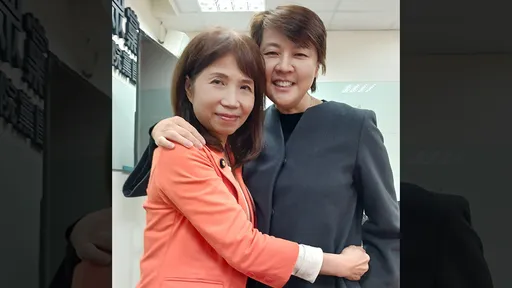 陳昭姿故意跑票？　黃珊珊秀抱抱照「昭姿姐加油」批惡意挑撥