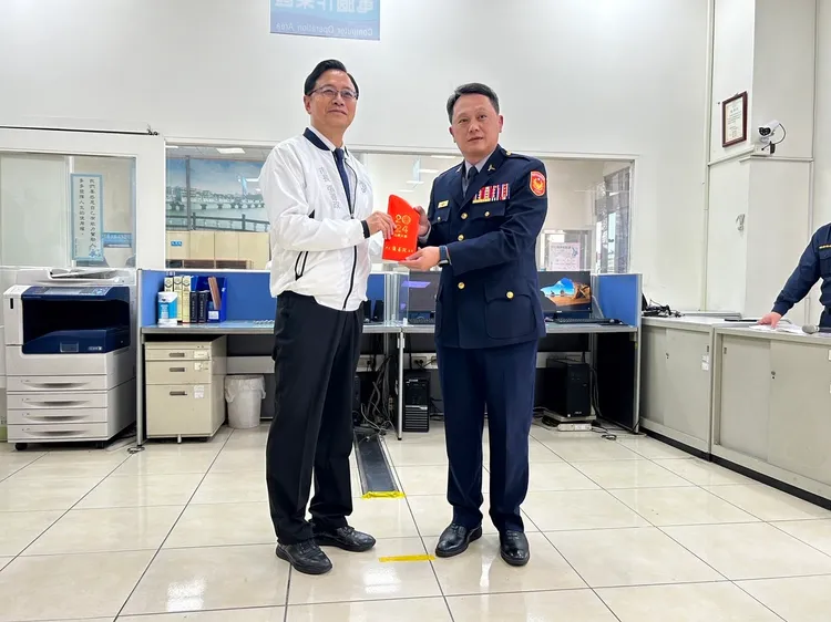 張善政到龍潭分局贈送慰勞金，由分局長張鶴瓊代表接受。龍潭警分局提供