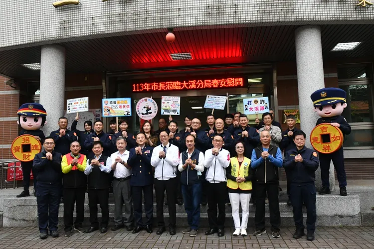 張善政到大溪分局慰勞。大溪警分局提供