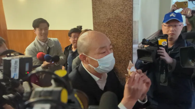 韓國瑜今年後首度踏入立法院，準備的新春糖果給現場媒體。蘇柏銓攝