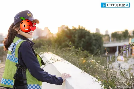 台中燈會警花身分曝　23歲正妹警超亮眼！回眸照讓人戀愛了