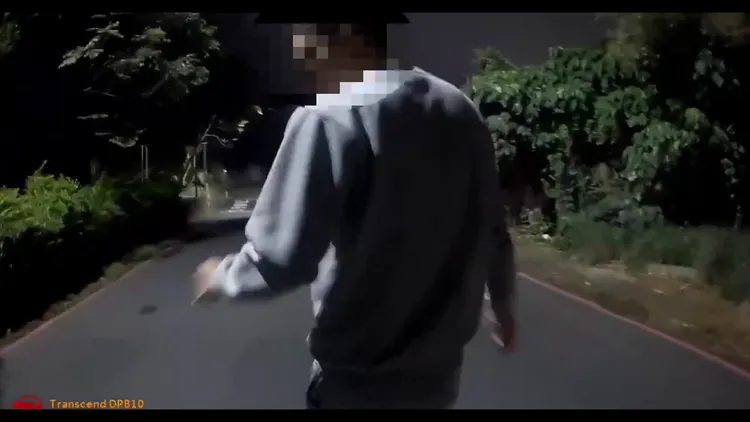 萬少丞堂弟酒醉走在馬路上，警方上前勸阻卻遭無視，還被萬男出手攻擊。警方提供