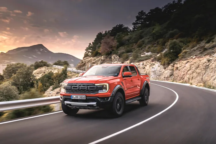 Ford Ranger Raptor搭載Ford Performance性能團隊專屬調校的3.0L EcoBoost V6 雙渦輪增壓汽油引擎，展現同級罕至的292ps、50kgm狂傲動力。原廠照片