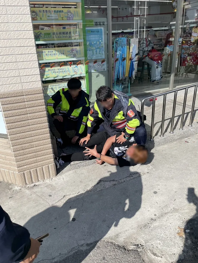 警方將沙男壓制在地，帶回派出所釐清案情。民眾提供