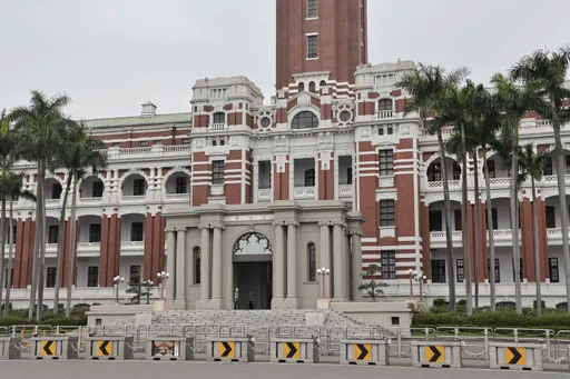 不滿越籍妻拿不到居留證 他開車擦撞總統府前花台結果出爐