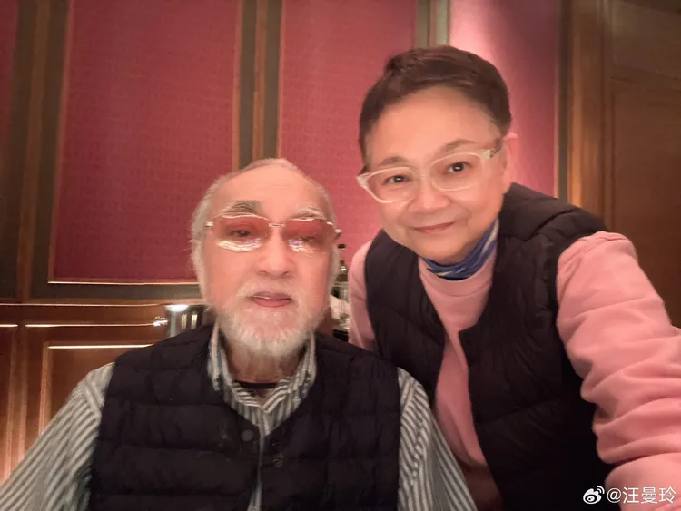 秦沛開心合照。翻攝汪曼玲微博