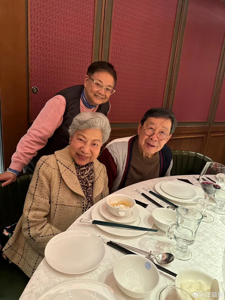 羅蘭、資深演員胡楓開心合照。翻攝汪曼玲微博