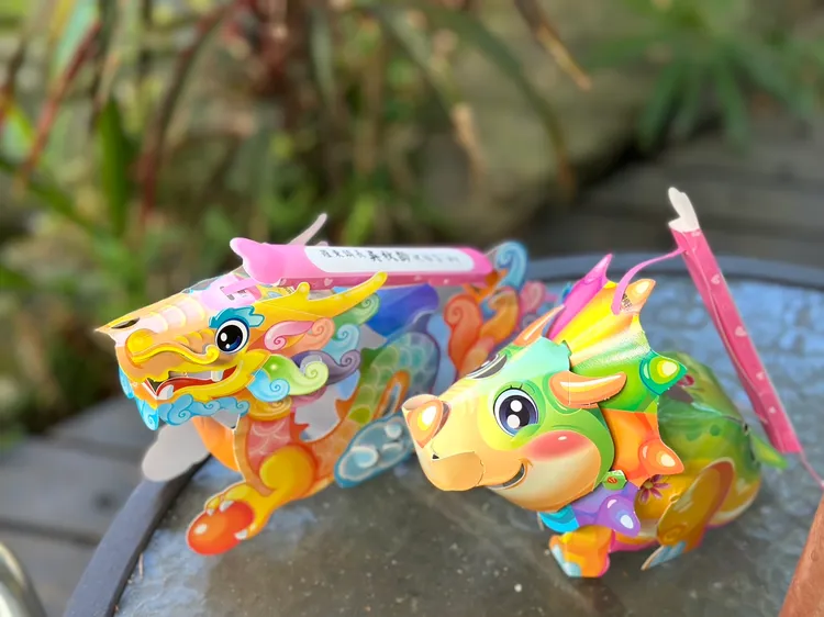 小孩元宵這天提燈籠能光明無限。翻攝自羅東鎮觀光發展所臉書