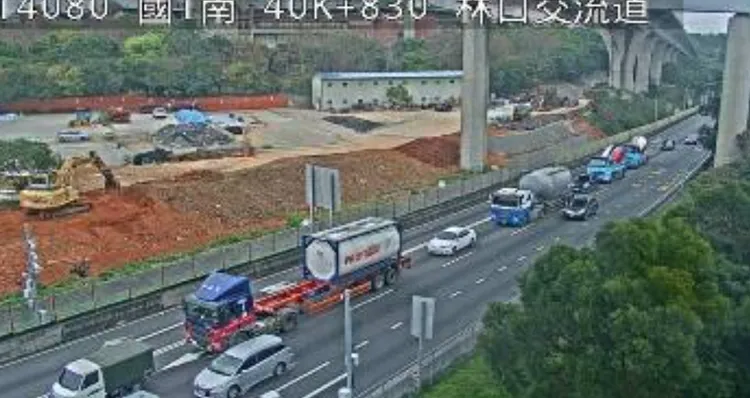 該路段塞爆，車輛幾乎不動。翻攝自高公局1968