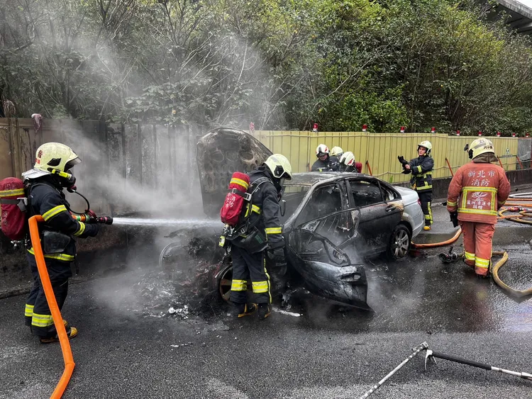 消防人員到場滅火。翻攝畫面