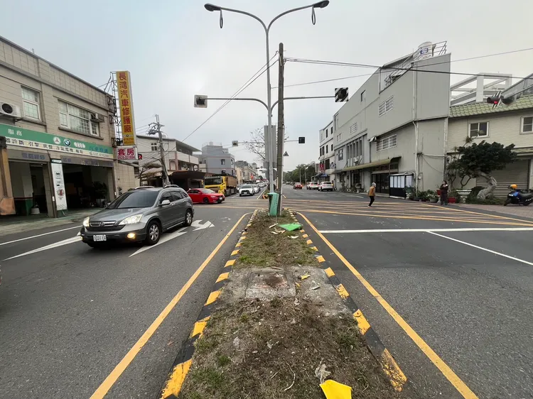 號誌桿被連根撞斷。民眾提供