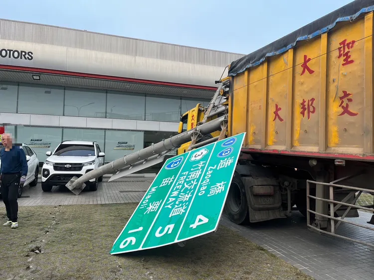 號誌桿撞到自小客車。民眾提供