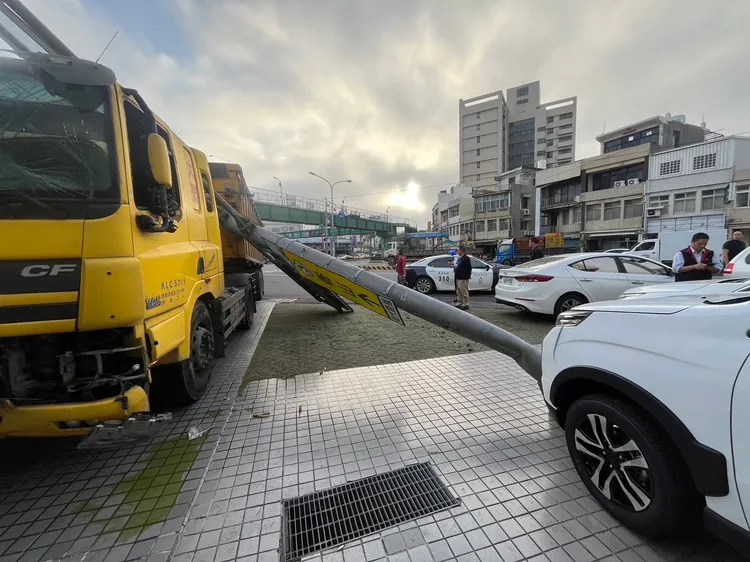 砂石車「扛著」標誌桿滑進一家汽車修配廠。民眾提供