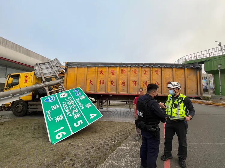 標誌牌被撞斷。民眾提供