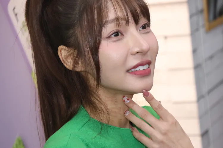 林襄今出席代言活動，脖子有一條條的外傷，表示是去打電波。彭欣偉攝