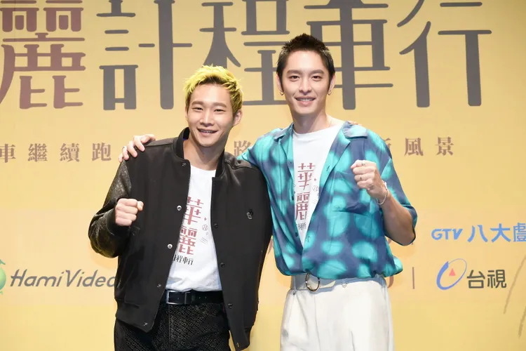 黃冠智（左）跳出來救援曹佑寧。Line TV提供