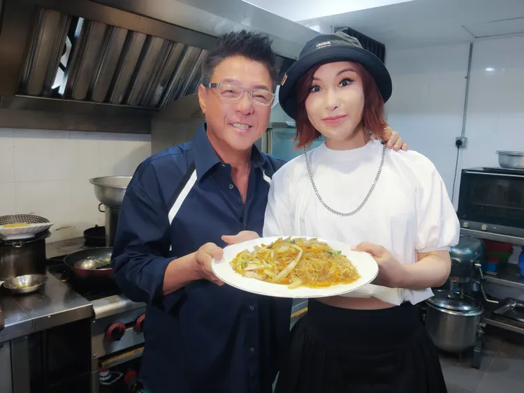 姜育恆（左）帶利菁品嚐馬六甲美食。三立提供