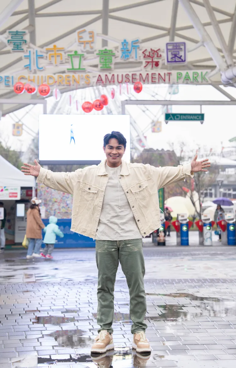 邱軍為宣傳在遊樂園開唱很害羞。索尼音樂提供