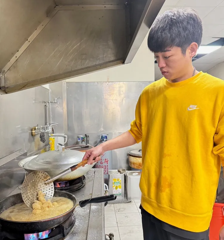 謝章穎在苗栗經營便當店親力親為。奮青工作室提供